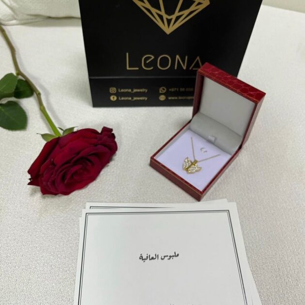قلادة الفراشة الفاخرة 🦋✨ – مع وردة 🌹 ورسالة خاصة 💌